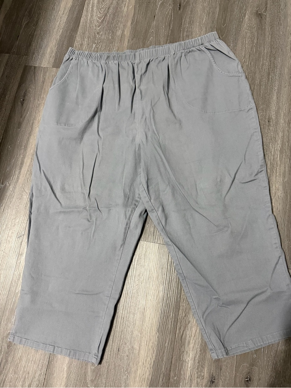 D&CO Women's Elastic Waist Capris in Light Gray size 3X